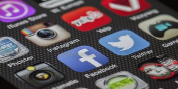 Las acciones de Facebook caen un 7% luego de que marcas como Ben & Jerry y Dove (asociadas a la compañía Unilever) retirarán sus anuncios y el apoyo a compañías como Facebook, Twitter e Instagram las acciones de la compañía Facebook han comenzado a ir en picada.