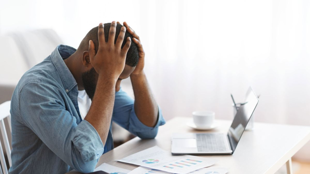 5 tips para evitar el burnout siendo programador. La imagen describe a un empleado bajo estrés