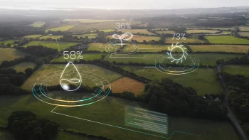 La imagen presenta un campo y encima de él, iconos que representan tecnología, haciendo referencia a las tecnologías verdes