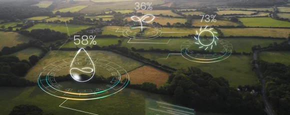 La imagen presenta un campo y encima de él, iconos que representan tecnología, haciendo referencia a las tecnologías verdes