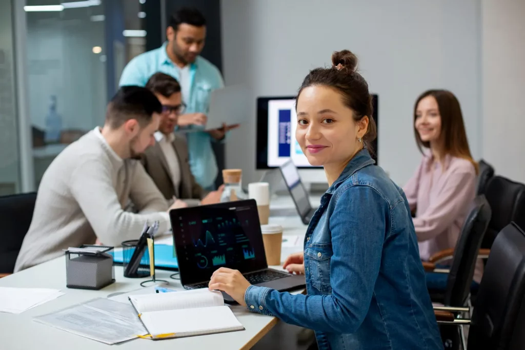 EN la imagen aparece un grupo de profesionales de TI. La imagen pertenece a un artículo que explica qué es el staffing TI y cómo ayuda a las empresas a conseguir mejor talento tech