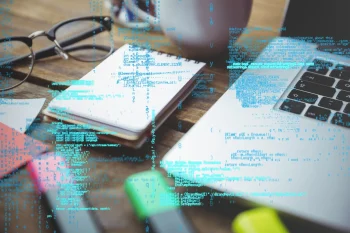 Director de proyecto analizando código de software en laptop para evitar fallos en la gestión TI