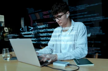 Desarrollador full stack joven programando con código React flotante en pantalla holográfica