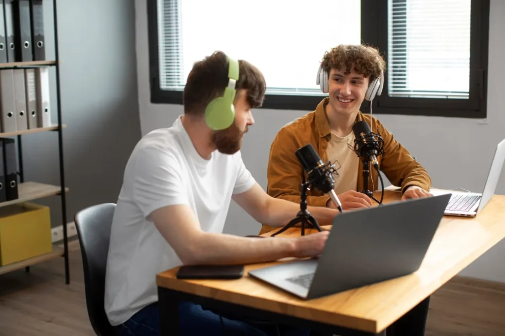 Dos programadores conversando durante una entrevista técnica de programación frente a sus laptops